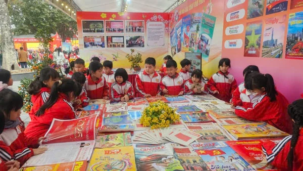 Học sinh Trường tiểu học Đồng Tâm, thành phố Vĩnh Yên hào hứng xem báo Tết.