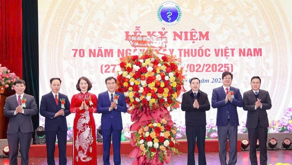 Lãnh đạo tỉnh Vĩnh Phúc chúc mừng ngành y tế.
