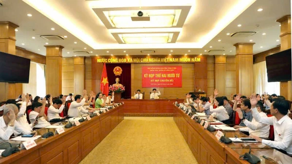 Đại biểu Hội đồng nhân dân tỉnh Vĩnh Phúc biểu quyết tán thành chủ trương sắp xếp đơn vị hành chính cấp xã.