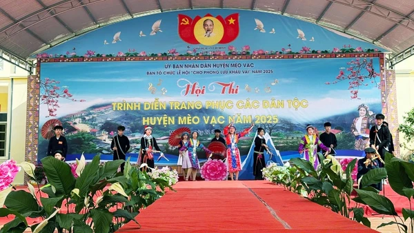 Hội thi trình diễn trang phục dân tộc là một trong những hoạt động trong khuôn khổ Lễ hội chợ Phong lưu Khâu Vai.