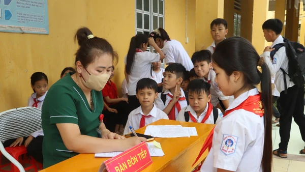 Tổ chức tiêm vaccine phòng bệnh cho trẻ em tại huyện Bắc Quang. Ảnh: Minh Đức