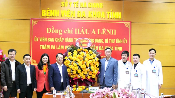 Bí thư Tỉnh ủy Hà Giang Hầu A Lềnh đã trao lẵng hoa của Thủ tướng Chính phủ tặng ngành y tế tỉnh Hà Giang.