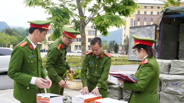 Phòng Cảnh sát Kinh tế, Công an tỉnh Hà Giang kiểm tra, xác định chủng loại hàng hóa không rõ nguồn gốc.