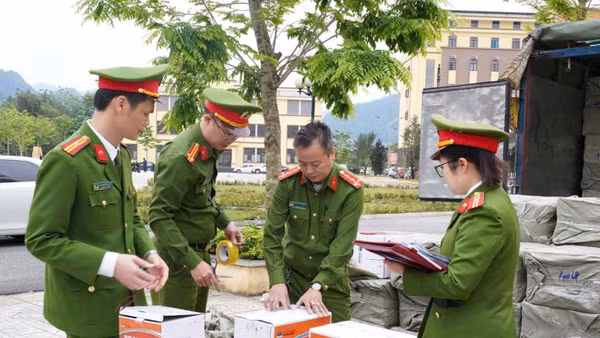 Phòng Cảnh sát Kinh tế, Công an tỉnh Hà Giang kiểm tra, xác định chủng loại hàng hóa không rõ nguồn gốc.