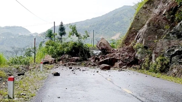 Một số tuyến quốc lộ, tỉnh lộ tại Hà Giang bị sạt lở tả-luy dương, gây ách tắc giao thông cục bộ.
