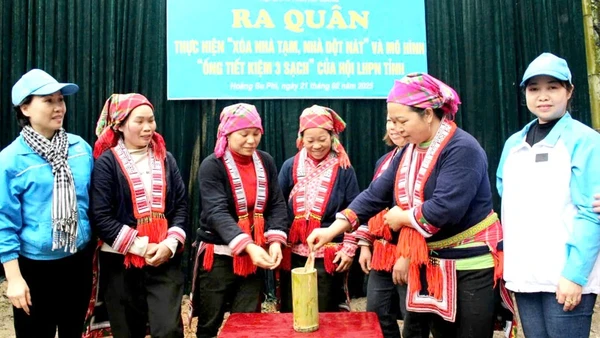 Hội viên phụ nữ huyện Hoàng Su Phì đóng góp tiền tiết kiệm vào "Ống tiết kiệm 3 sạch".