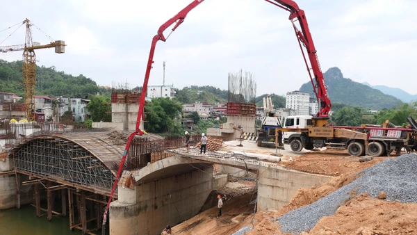 Đơn vị thi công đập dâng nước tạo cảnh quan thành phố Hà Giang sẵn sàng di dời người, máy móc khi mực nước dâng cao.