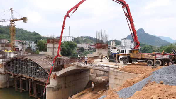 Đơn vị thi công đập dâng nước tạo cảnh quan thành phố Hà Giang sẵn sàng di dời người, máy móc khi mực nước dâng cao.