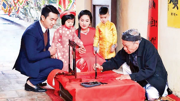 Xin chữ ở Văn Miếu Hưng Yên - nét đẹp cần lưu giữ.