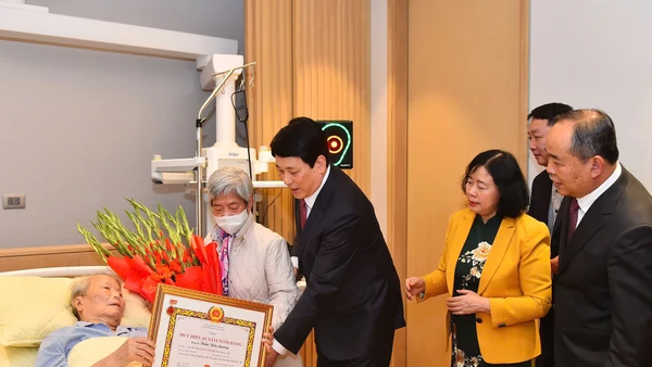 Chủ tịch nước Lương Cường trao Huy hiệu 65 năm tuổi Đảng cho đồng chí Trần Đức Lương.