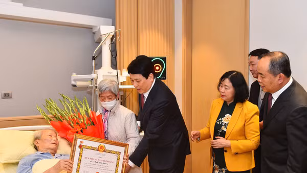 Chủ tịch nước Lương Cường trao Huy hiệu 65 năm tuổi Đảng cho đồng chí Trần Đức Lương.