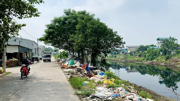 Rác thải của làng nghề làm chăn, ga, gối, đệm Trát Cầu (huyện Thường Tín, Hà Nội) đổ ra bờ sông Nhuệ.