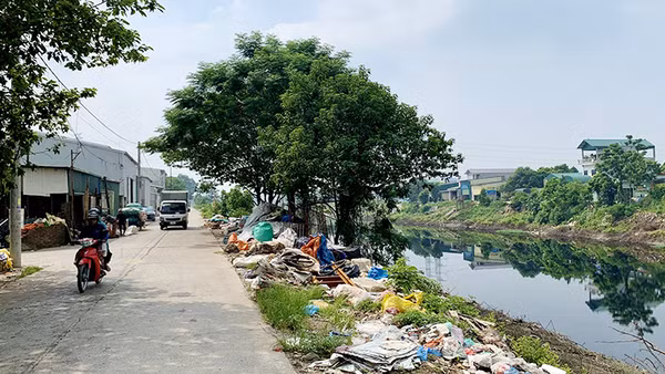 Rác thải của làng nghề làm chăn, ga, gối, đệm Trát Cầu (huyện Thường Tín, Hà Nội) đổ ra bờ sông Nhuệ.