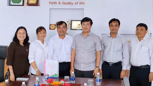 Đồng chí Lê Quốc Phong, Ủy viên Trung ương Đảng, Bí thư tỉnh ủy Đồng Tháp (người đứng thứ ba từ phải sang trái) thăm doanh nghiệp ở huyện Tháp Mười.