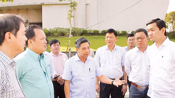 Đồng chí Đồng Văn Thanh (thứ 3 từ trái qua), Phó Bí thư Tỉnh ủy, Chủ tịch UBND tỉnh Hậu Giang kiểm tra tiến độ dự án tại Khu công nghiệp Sông Hậu, huyện Châu Thành.