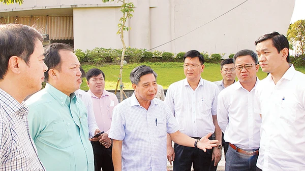 Đồng chí Đồng Văn Thanh (thứ 3 từ trái qua), Phó Bí thư Tỉnh ủy, Chủ tịch UBND tỉnh Hậu Giang kiểm tra tiến độ dự án tại Khu công nghiệp Sông Hậu, huyện Châu Thành.