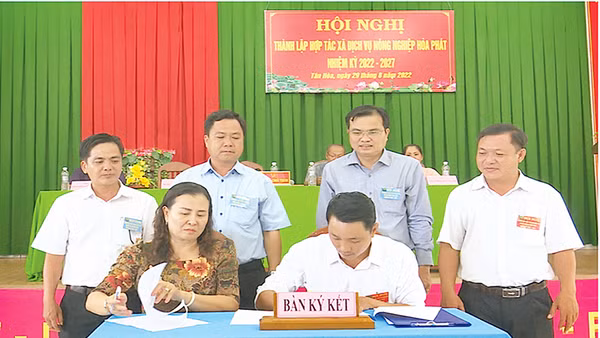 Bí thư Huyện ủy Thanh Bình, Cao Thanh Xuân (đứng thứ 2 từ phải qua) tham dự Hội nghị thành lập hợp tác xã tại xã Tân Hòa.