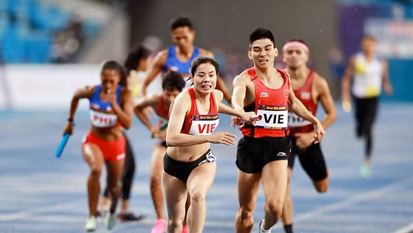 Các VĐV điền kinh Việt Nam nỗ lực thi đấu, đoạt nhiều HCV tại SEA Games 32. (Ảnh DŨNG PHƯƠNG)