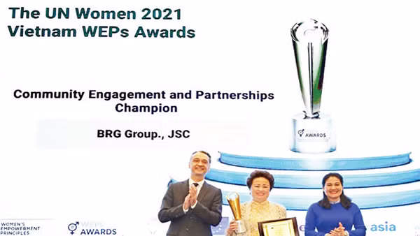 Bà Nguyễn Thị Nga, Chủ tịch Tập đoàn BRG, nhận Giải nhất hạng mục “Bình đẳng giới thông qua tham gia của cộng đồng và quan hệ đối tác” tại Giải thưởng Trao quyền cho phụ nữ (WEPs 2021).