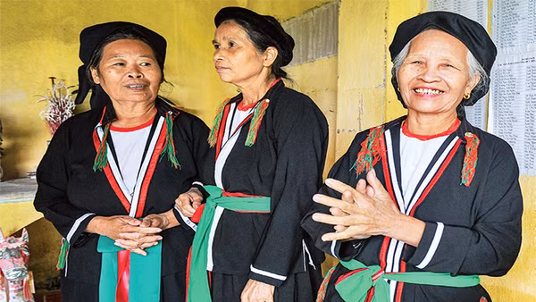 Các cụ già dân tộc Sán Dìu hào hứng hát soọng cô. (Ảnh: THÀNH ĐẠT)