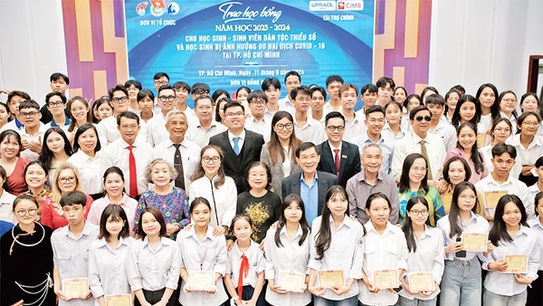 Ông Johnathan Hạnh Nguyễn và các đại biểu chụp ảnh cùng các học sinh-sinh viên dân tộc thiểu số bị ảnh hưởng do dịch Covid-19. 