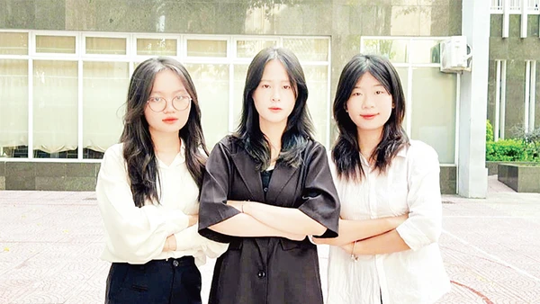 Các thành viên dự án "Hệ thống phát hiện bệnh cây trồng ứng dụng trí tuệ nhân tạo và trạm đo đa năng".