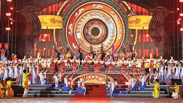 Biểu diễn nghệ thuật tại Festival Ninh Bình-Tràng An kết nối di sản.(Ảnh: THU CÚC) 