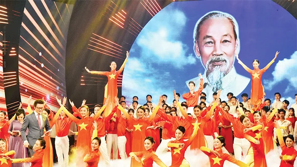 Chương trình ca múa nhạc tại Lễ trao giải thưởng sáng tác, quảng bá tác phẩm văn học, nghệ thuật , báo chí về chủ đề Học tập và làm theo tư tưởng, đạo đức, phong cách Hồ Chí Minh. Ảnh | TRẦN HẢI