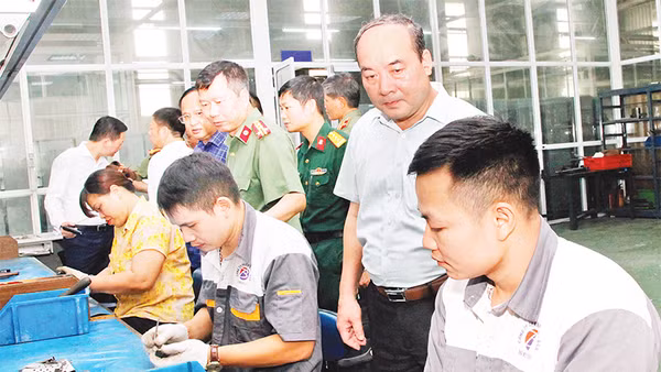 Đoàn khảo sát Ủy ban Quốc phòng-An ninh của Quốc hội khảo sát tại Công ty Thanh Bình-BCA phục vụ việc xây dựng Luật Công nghiệp quốc phòng-an ninh. 