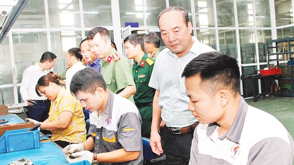 Đoàn khảo sát Ủy ban Quốc phòng-An ninh của Quốc hội khảo sát tại Công ty Thanh Bình-BCA phục vụ việc xây dựng Luật Công nghiệp quốc phòng-an ninh. 