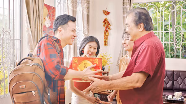 Dr Thanh là vị CEO đầu tiên của doanh nghiệp Việt tham gia đóng MV quảng cáo Tết khiến người xem bất ngờ.