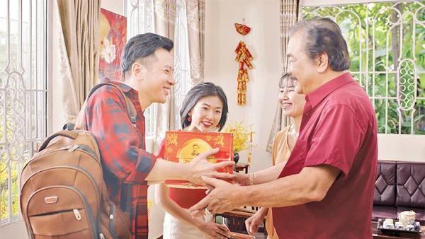 Dr Thanh là vị CEO đầu tiên của doanh nghiệp Việt tham gia đóng MV quảng cáo Tết khiến người xem bất ngờ.