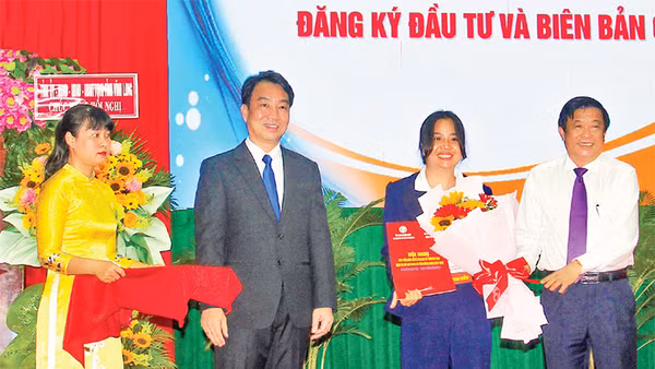 Lãnh đạo tỉnh Vĩnh Long trao giấy chứng nhận cho các nhà đầu tư. (Ảnh BÁ DŨNG)