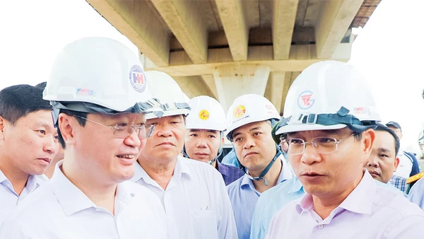 Lãnh đạo Bộ Giao thông vận tải kiểm tra các công trình do CIENCO 4 thi công.