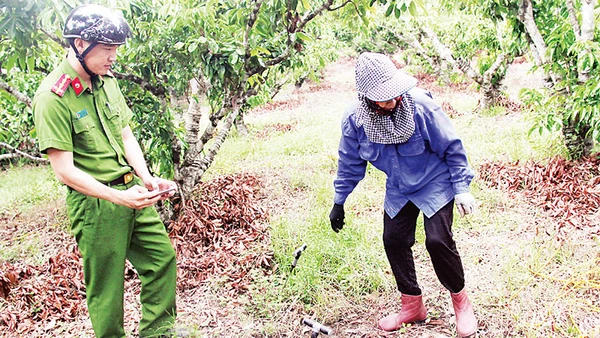 Công an xã Mỹ An, huyện Lục Ngạn (Bắc Giang) phát hiện, ngăn chặn người dân kích điện bắt giun đất. (Ảnh NGUYÊN HƯỞNG)