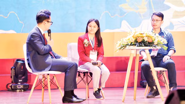 Nguyễn Thị Hồng (giữa) giao lưu cùng các bạn trẻ.