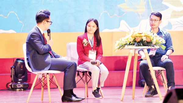 Nguyễn Thị Hồng (giữa) giao lưu cùng các bạn trẻ.