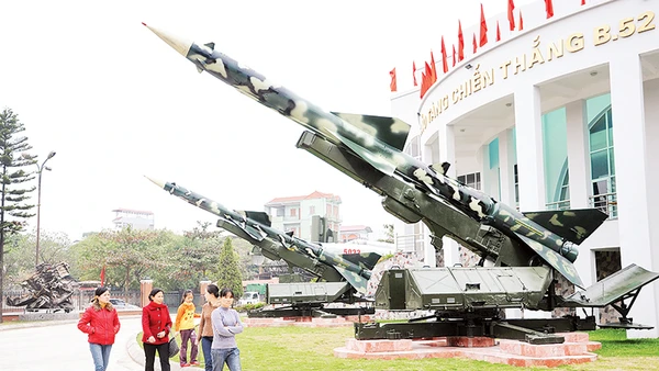 Khách tham quan Bảo tàng chiến thắng B-52 (TP Hà Nội). Ảnh | TRẦN HẢI