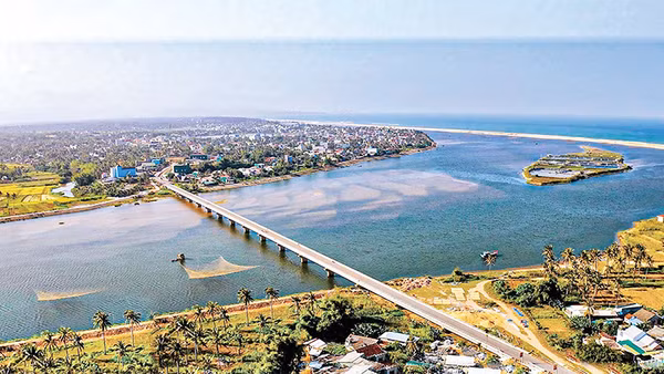 Cầu mới nối đôi bờ Hoài Hương-Hoài Hải-Hoài Mỹ nơi hạ nguồn sông Lại Giang. (Ảnh: NGUYỄN NGỌC TUẤN)