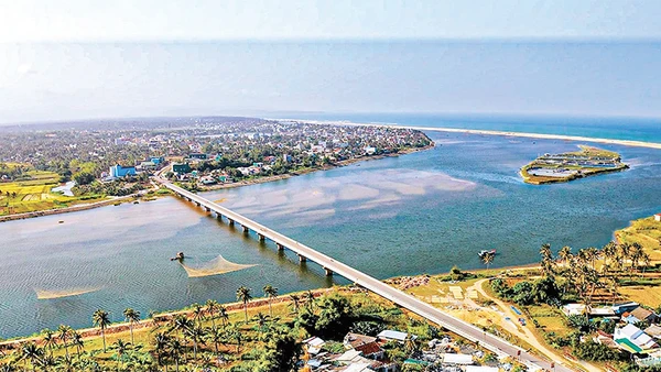 Cầu mới nối đôi bờ Hoài Hương-Hoài Hải-Hoài Mỹ nơi hạ nguồn sông Lại Giang. (Ảnh: NGUYỄN NGỌC TUẤN)