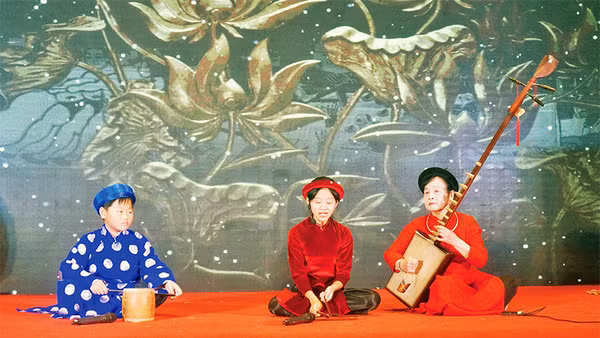 Nghệ nhân Nhân dân Nguyễn Thị Tam biểu diễn cùng học trò trên sân khấu.