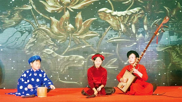 Nghệ nhân Nhân dân Nguyễn Thị Tam biểu diễn cùng học trò trên sân khấu.