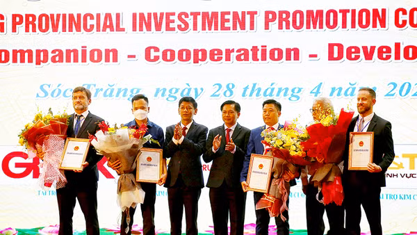 Lãnh đạo tỉnh Sóc Trăng trao giấy phép cho các dự án đầu tư ký kết năm 2022.