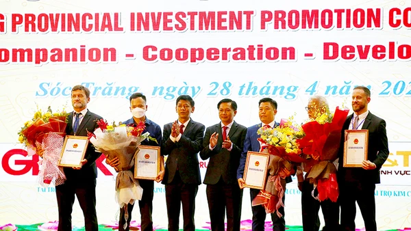 Lãnh đạo tỉnh Sóc Trăng trao giấy phép cho các dự án đầu tư ký kết năm 2022.