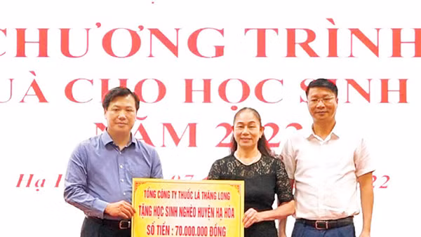 Ông Nguyễn Quang Huy, Bí thư Đảng ủy, Chủ tịch Hội đồng thành viên Công ty trao quà tặng học sinh nghèo huyện Hạ Hòa, tỉnh Phú Thọ. 