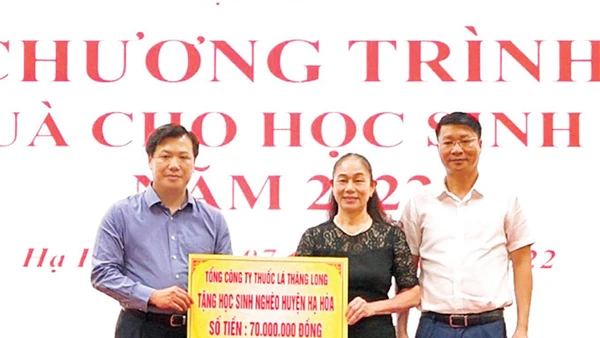 Ông Nguyễn Quang Huy, Bí thư Đảng ủy, Chủ tịch Hội đồng thành viên Công ty trao quà tặng học sinh nghèo huyện Hạ Hòa, tỉnh Phú Thọ. 