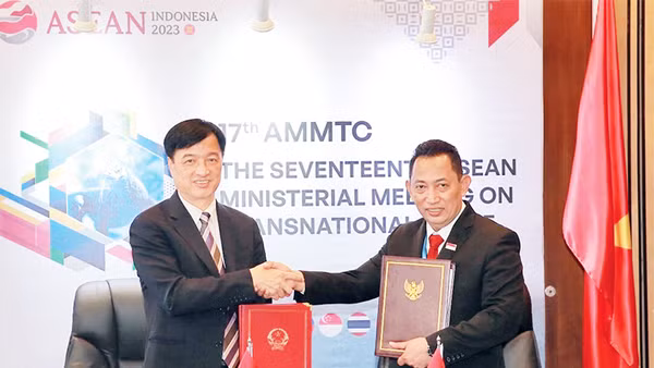 Thứ trưởng Công an Nguyễn Duy Ngọc và Đại tướng Listyo Sigit Prabowo, Tư lệnh Cảnh sát quốc gia, Trưởng AMMTC Indonesia ký kết Nghị định thư sửa đổi bổ sung Bản ghi nhớ giữa Chính phủ hai nước về hợp tác phòng ngừa và đấu tranh chống tội phạm, ngày 21/8/2023. 