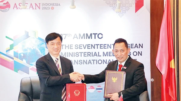 Thứ trưởng Công an Nguyễn Duy Ngọc và Đại tướng Listyo Sigit Prabowo, Tư lệnh Cảnh sát quốc gia, Trưởng AMMTC Indonesia ký kết Nghị định thư sửa đổi bổ sung Bản ghi nhớ giữa Chính phủ hai nước về hợp tác phòng ngừa và đấu tranh chống tội phạm, ngày 21/8/2023. 