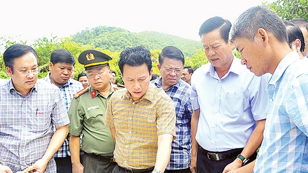 Các đồng chí lãnh đạo tỉnh Hà Giang kiểm tra bản đồ hướng tuyến cao tốc Tuyên Quang-Hà Giang. 