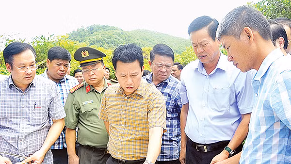 Các đồng chí lãnh đạo tỉnh Hà Giang kiểm tra bản đồ hướng tuyến cao tốc Tuyên Quang-Hà Giang. 